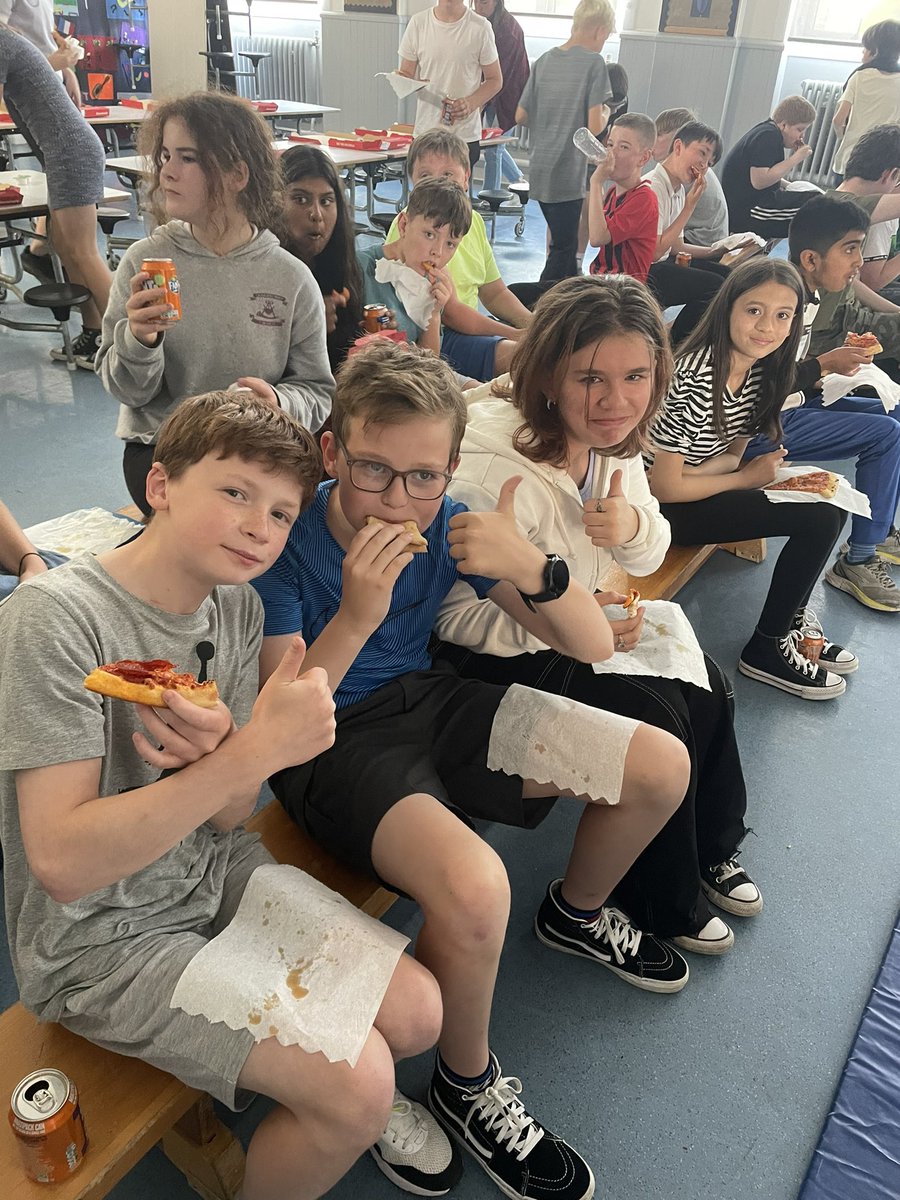 P7 had a great party afternoon! They enjoyed a silent disco, a movie and pizza 🍕 🕺🏽