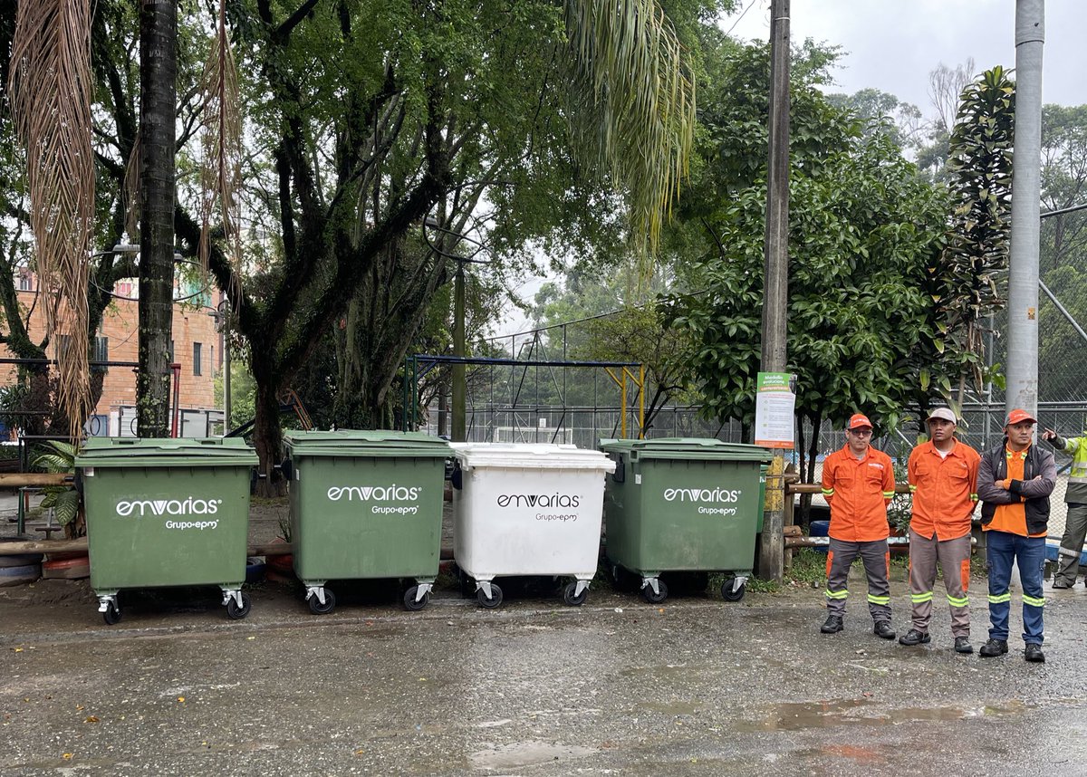 Emvarias's tweet photo. Algunas imágenes de nuestra entrega de contenedores en Belén Buenavista. Inicia el proceso de instalación de 3.000 más para toda la ciudad. ¡No paramos! 💚🧡♻️

@AlcaldiadeMed @QuinteroCalle https://t.co/e1nj5vQAg2