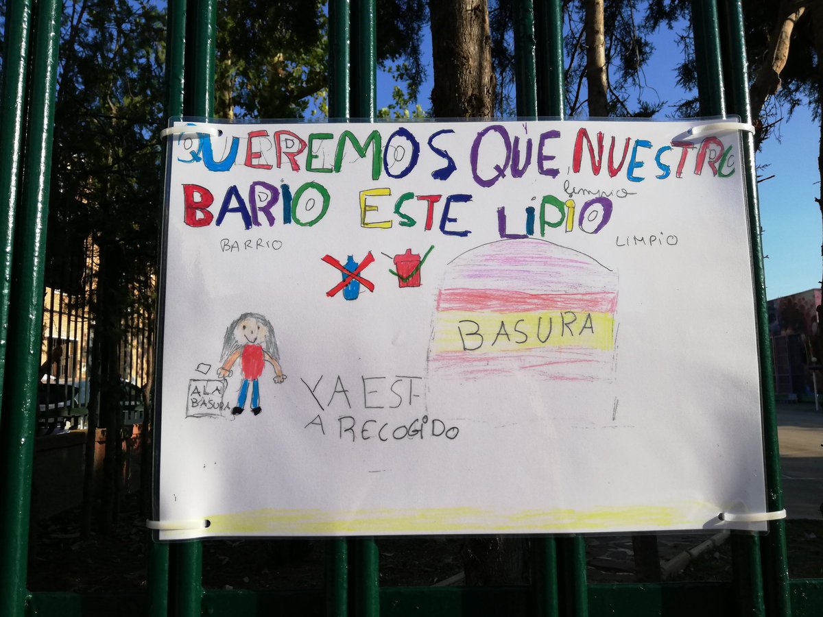 Los niños del colegio Fernando el Católico, en Oliver, se van de vacaciones reivindicando un cole y entorno más limpio.