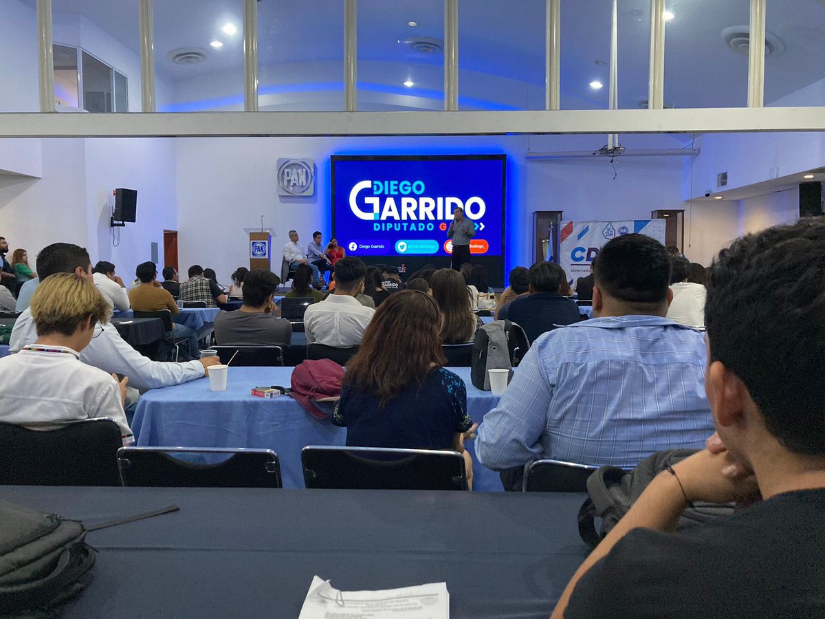 GarridoDiego_'s tweet photo. Platicar con los jóvenes panistas siempre recarga pilas. 

Vamos con todo!
#HechoEnAJ https://t.co/QSGd8KSIbn