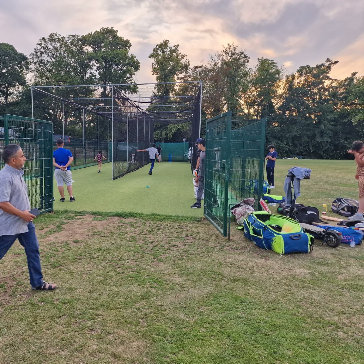 Always a pleasure to coach at @LutonianCC for a hugely popular and enjoyable session. We discussed the importance of protecting ourselves in the sun ☀️. @LordsTaverners @Cricket_East @Headband_Dan @samrose100 @alia_khann1 @lutoncouncil @ActiveLuton @BeActiveBeds @LutonRising