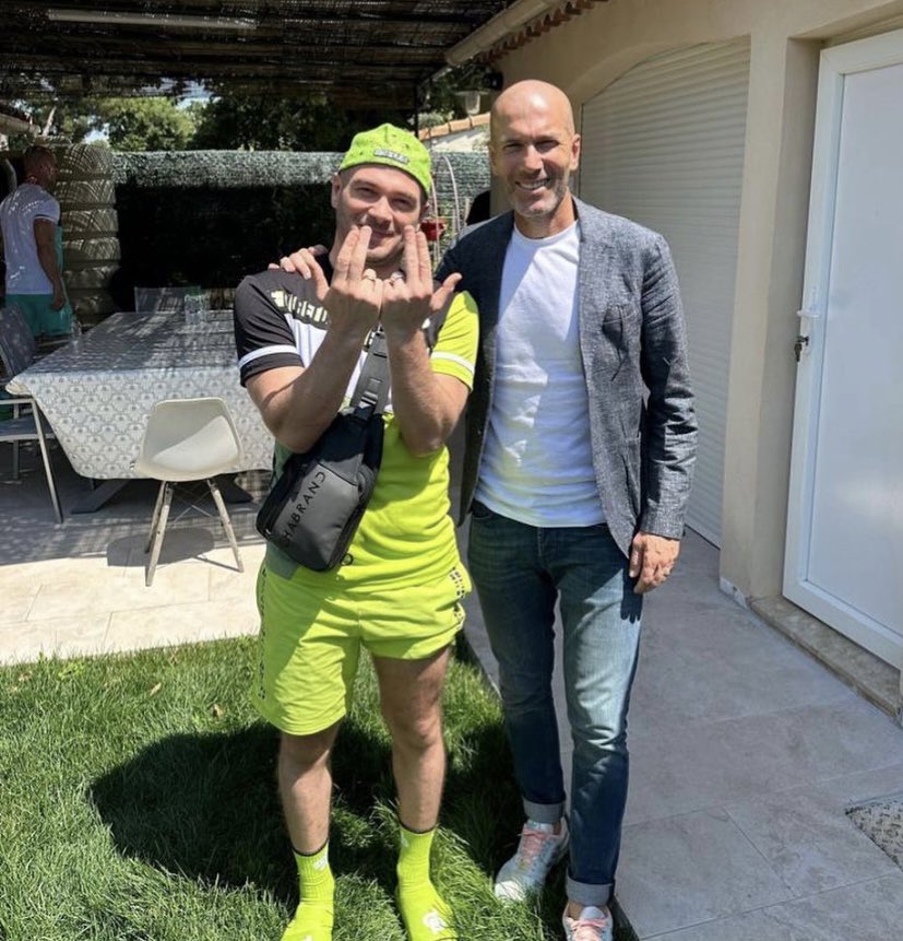 Kulturlesite_'s tweet photo. JuL X Zidane 🏆

2 légendes qui ont mit Marseille sur la carte du monde ! https://t.co/UjDRgDdXhe