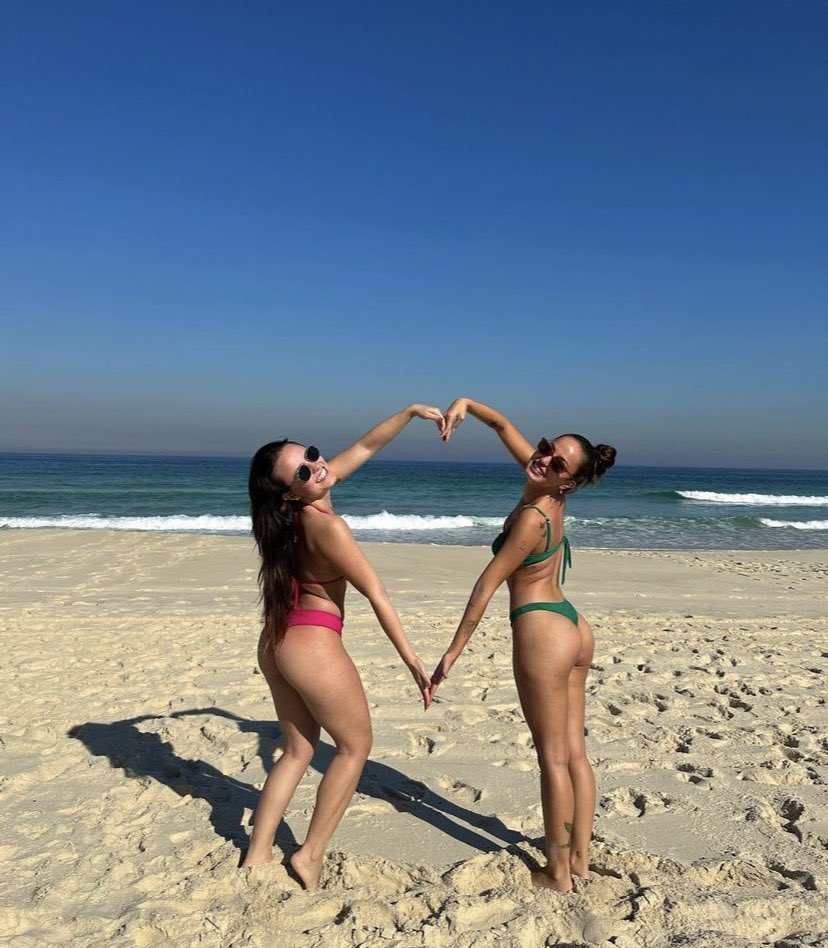 refugiolarim's tweet photo. ok, eu não estava preparada pra isso aqui 

eu amo tanto vcs 😭
@larimanoela @mharessa https://t.co/0GAGeOMgJJ
