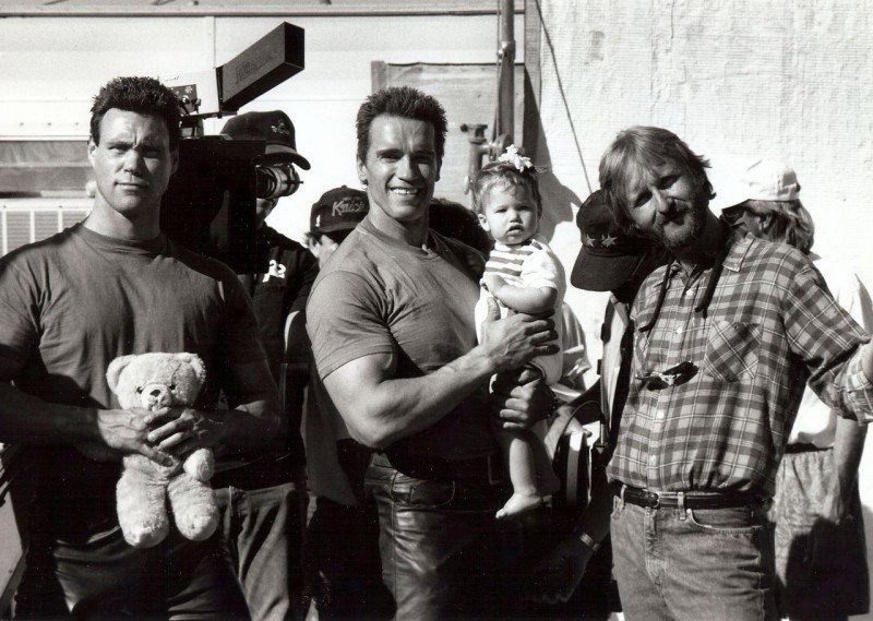 Arnold Schwarzenegger with daughter Katherine, stunt double Peter Kent and director James Cameron on the set of Terminator 2, 1990 https://t.co/mVlwx9QjU2