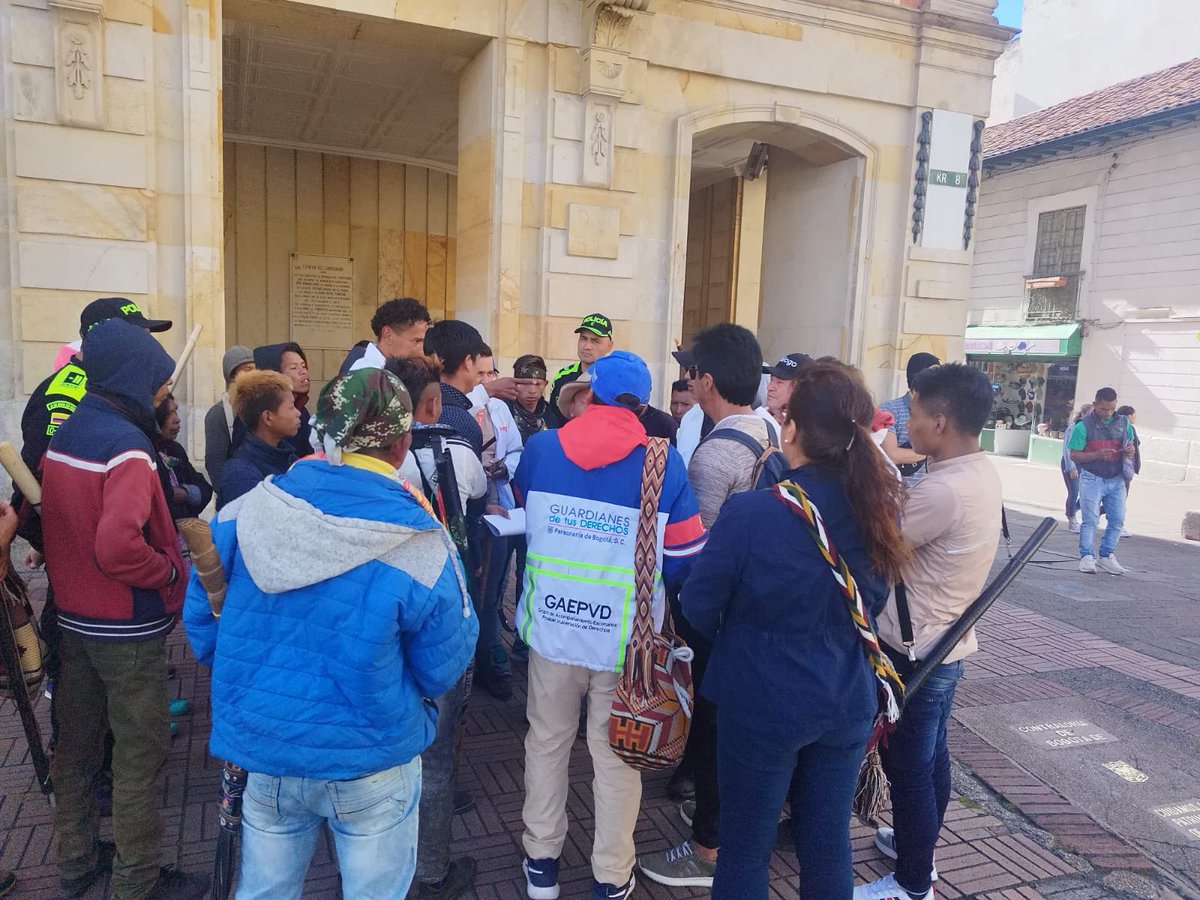 personeriabta's tweet photo. Desde temprano nuestro equipo #GAEPVD con integrantes de la comunidad indígena #Embera quienes se desplazaron hasta  las instalaciones del @MinInterior y la @Bogota en espera de concertar atención en diferentes situaciones:

▶️Reubicación y retorno. https://t.co/VEpmpu8YxX