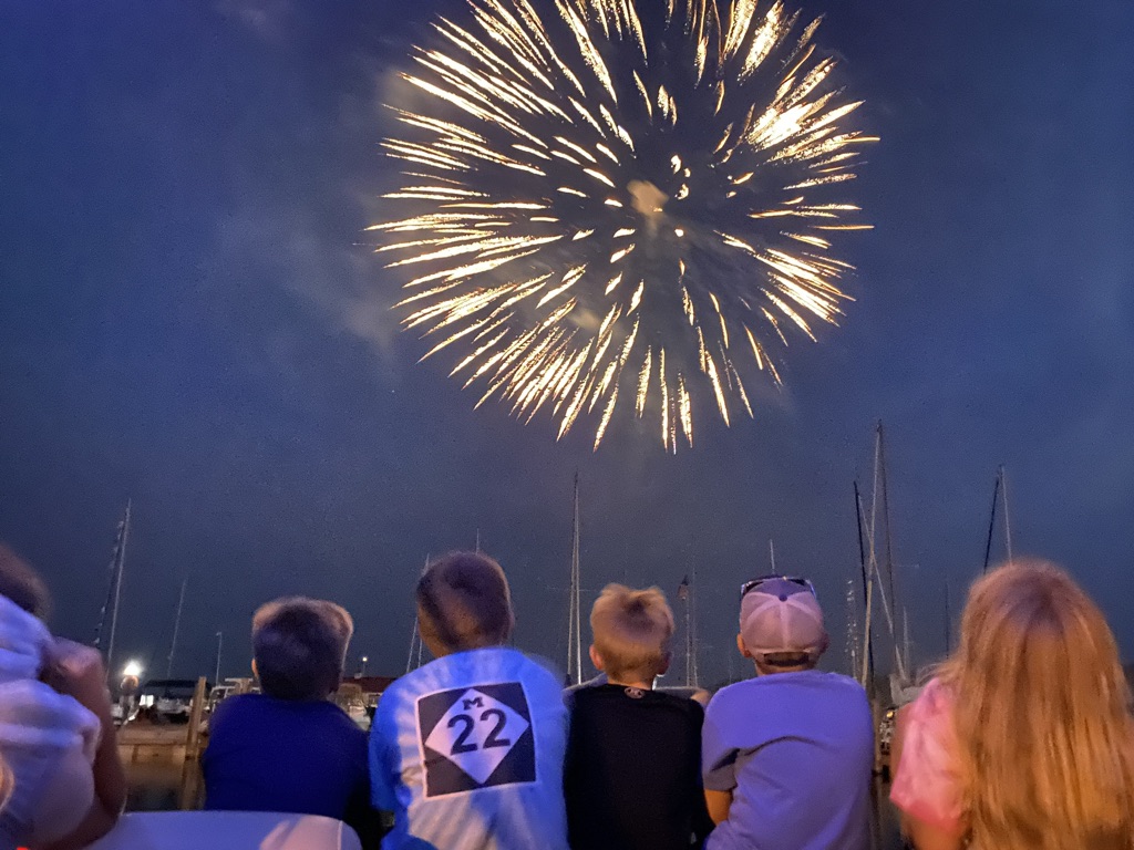 Shop our NEW Brats &amp; Chop bundle 🐷 - Plus, order now for two pickup times before the Holiday Weekend, this Wednesday evening and this Saturday.  mailchi.mp/jacksonstation…