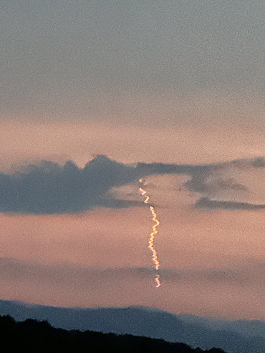 FlightradarCAT's tweet photo. Amics meteoròlegs del compte i professionals de la meteo en general, que poden ser aquests curiosos núvols que em reporten sobre l'interior de Catalunya? Jo crec que són una estela d'un avió dissipant-se, però no ho tinc clar @MeteoMauri @TomasMolinaB @alexmegapc @P4Estacions @MeteoBarrufet @meteollac @btveltemps @eltempsTV3 @meteocat