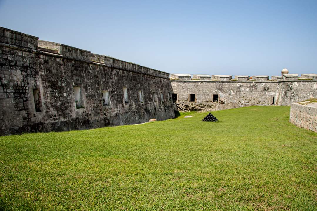 Verano en la historia...🏛☀️
#FortalezaSanCarlosdelaCabaña, #MonumentoNacional y #PatrimonioDeLaHumanidad.
Una excelente elección para el disfrute de una experiencia histórica en familia.
¡Visítenos!
#ParqueHistóricoMilitarMorroCabaña 
#Cuba
<a href="/casa_102/">Mi CASA</a> <a href="/Clodomira_71/">Clodomira</a> 
<a href="/gobhabana/">Gobierno La Habana</a>