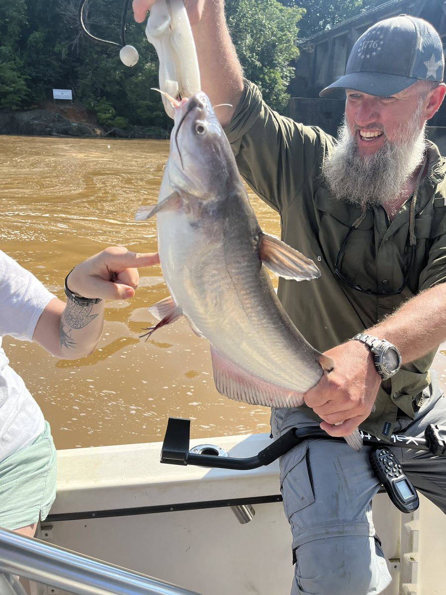 CoreyMKiser's tweet image. Everyone look at this fish I caught that weighed 178lbs