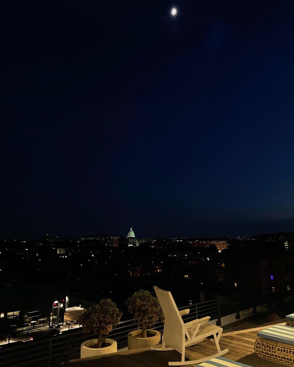 thedanie_p's tweet image. late night swim 💋