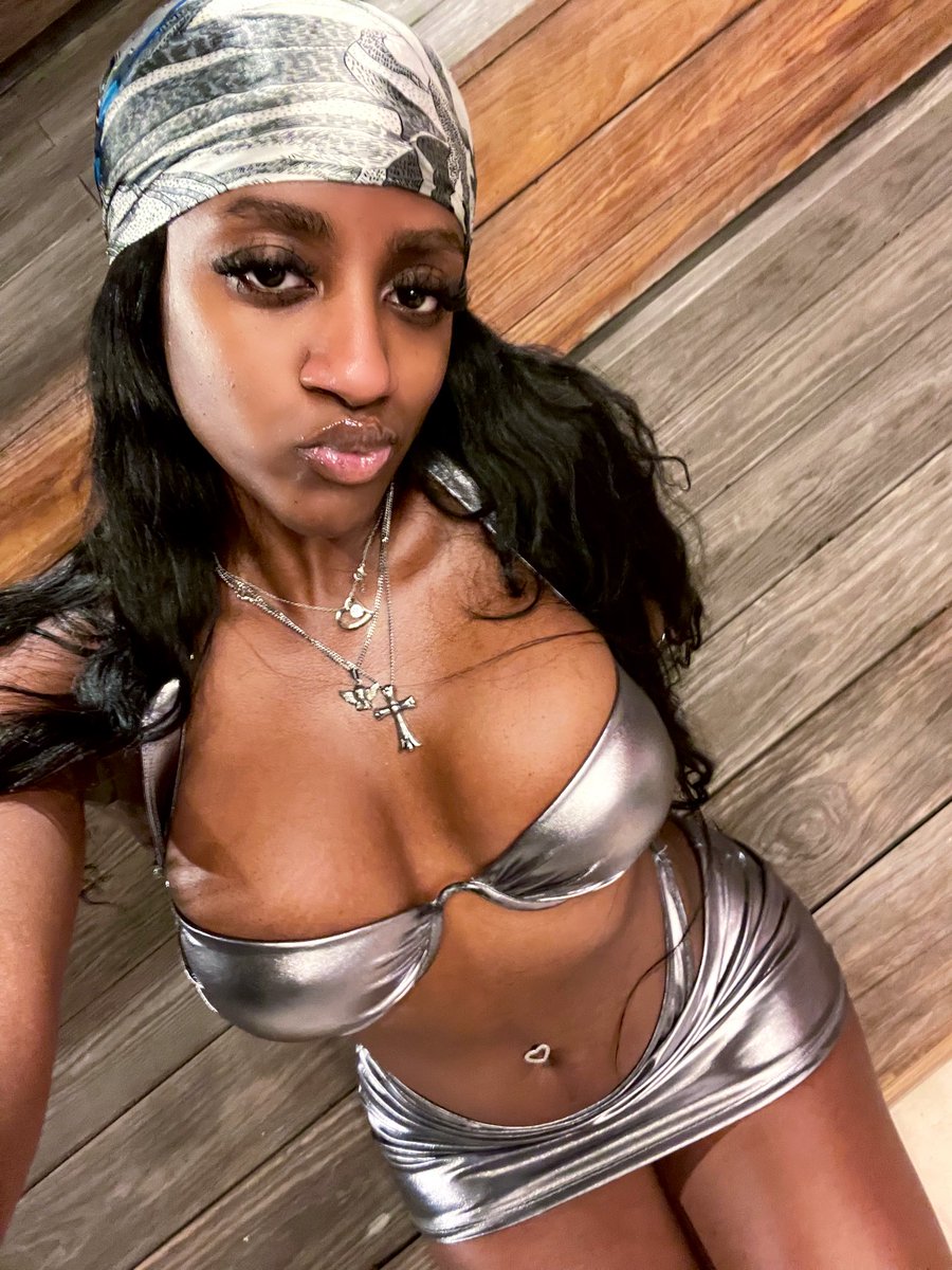 thedanie_p's tweet image. late night swim 💋