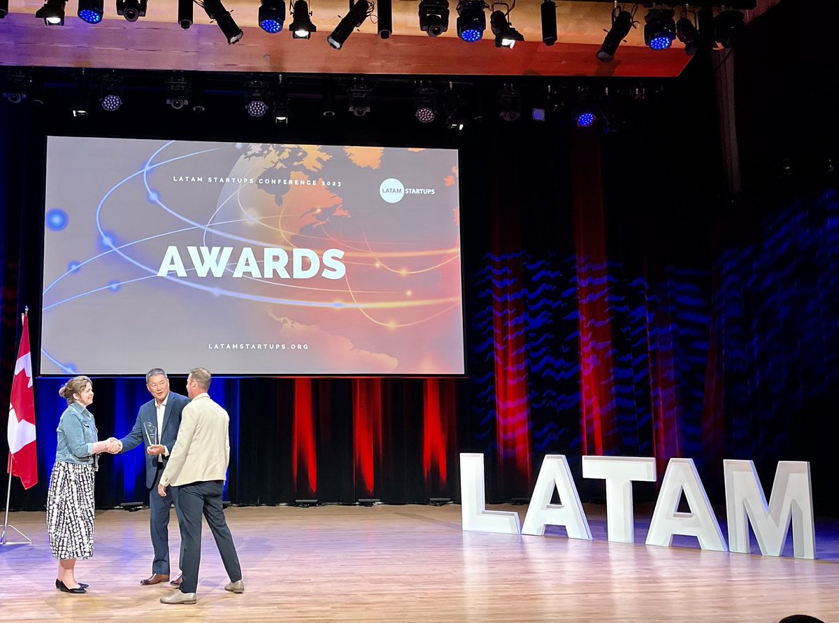 Honoured to present the ⁦@LatAmStartupsCo⁩ Visionary Award today. Congratulations Hamilton Niagara region ⁦<a href="/cityofhamilton/">City of Hamilton</a>⁩ ⁦<a href="/NiagaraRegion/">Niagara Region</a>⁩ for championing inclusive innovation and fostering entrepreneurship #LATAMStartups