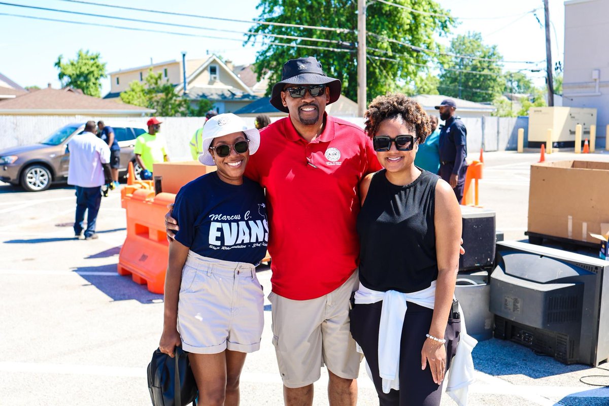 CalumetCity's tweet photo. @Repevans33 and Mayor Thaddeus Jones  joined hands to organize a remarkable event in Calumet City over the weekend. 🗓️📍 They hosted a Shredding, Electronic Recycling, and Prescription Disposal event. https://t.co/4XvY9YnHFP