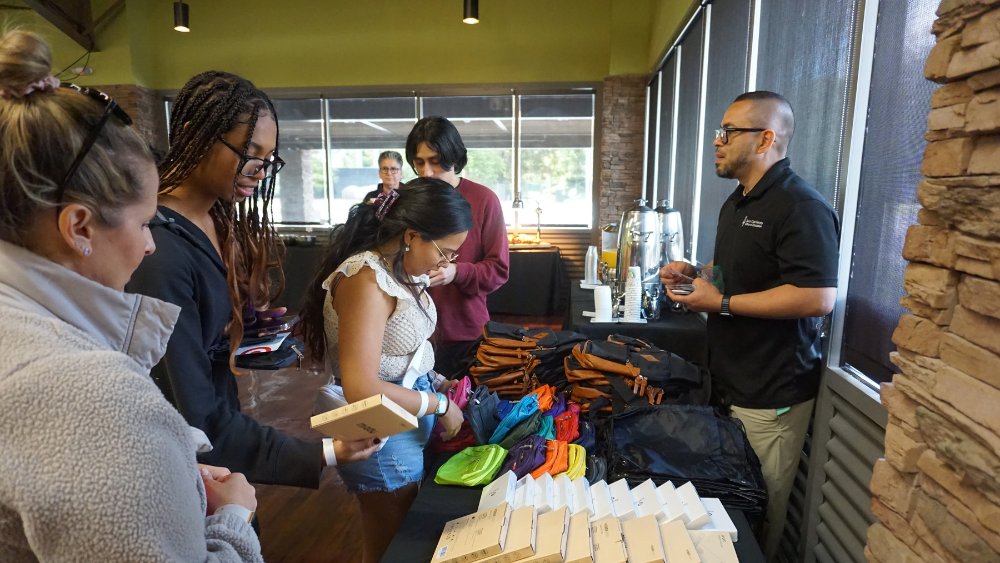 Last week, we partnered with @ThisIsPivotal, @SCCOE and @SCCgov DFCS to celebrate 22 current and former #FosterYouth graduating from vocational, postsecondary and high school this year—a momentous occasion indeed.
For photos and the full story, click here: ow.ly/GyXL50OXt02