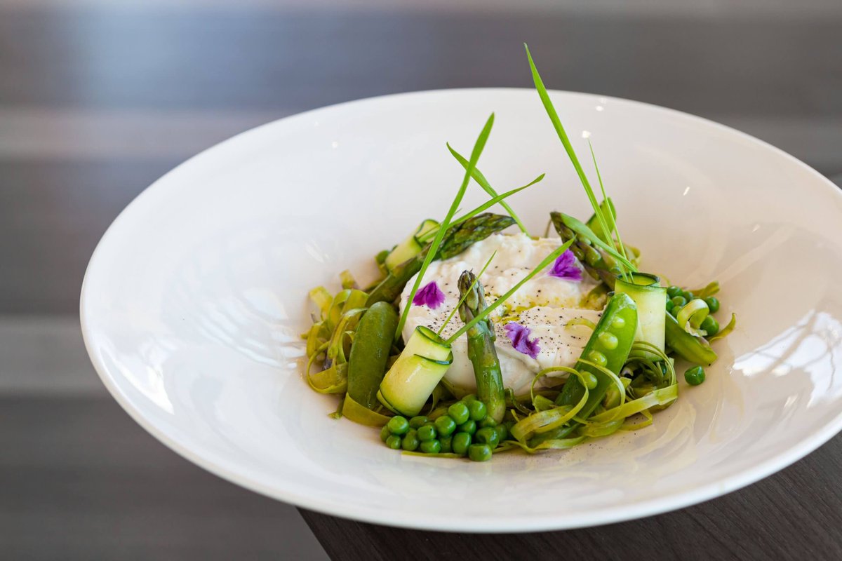 This salad recipe from executive chef Jason Oszoli of Simcoe's Friday Harbour Resort is all showcasing the bounty of the current season. "In spring, I like to include fresh, green flavours that have a lot of bite," he says. #burrata #entertaining

ellegourmet.ca/asparagus-burr…
