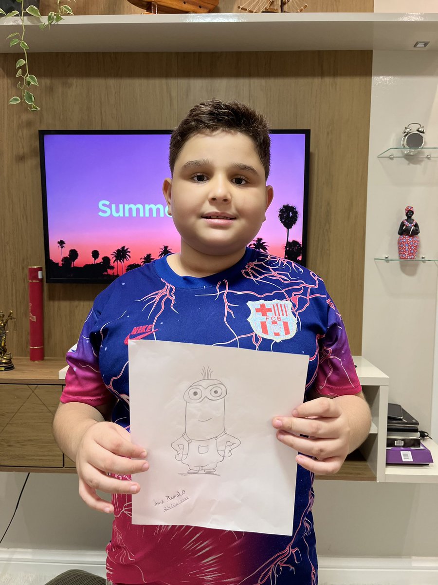 Meu sobrinho tem 9 anos e é autista e resolveu fazer desenhos para vender na escola, mas ninguém quis comprar. Então resolvi comprar  um e não estou sabendo lidar com isso aqui: