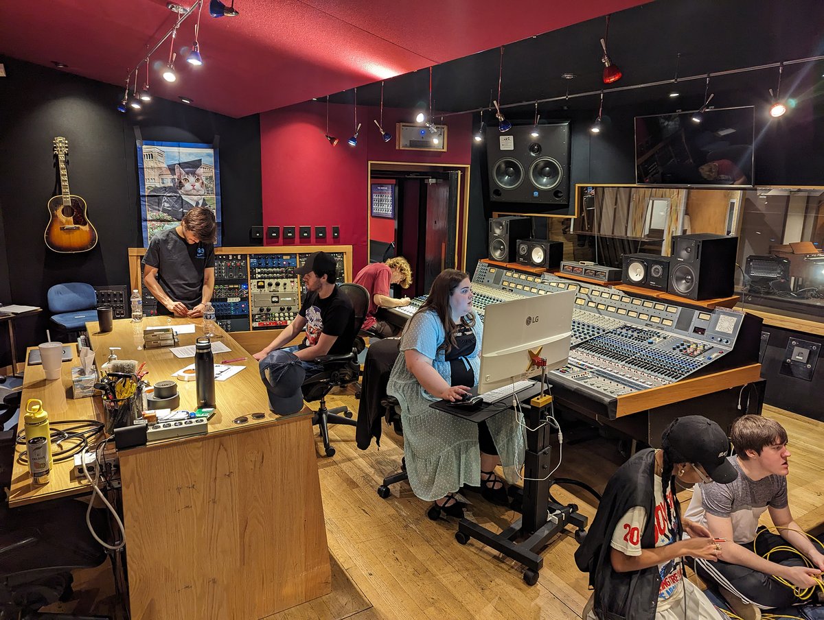 BBArocks's tweet image. Students setting up for N.J. band Shallow Green. 🎓 Graduation is Friday! 
📸 Ernesto Olvera-LaPier

TIP: The FALL &apos;23 #studioengineering class is already wait-listed, but we have a couple of spots in #LiveSound. APPLY: bit.ly/applyBBA