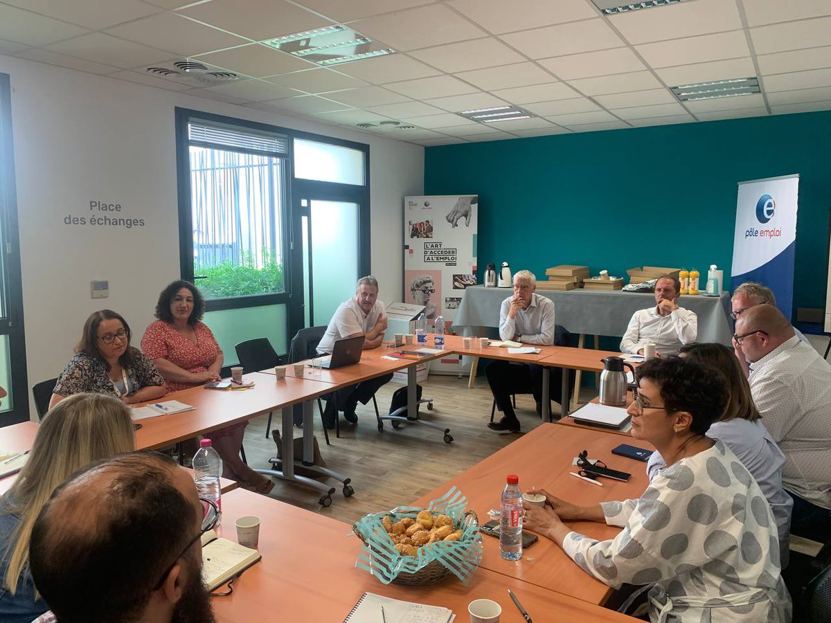 Faire de la confiance une valeur motrice de la performance: c’est le thème de nos échanges ce matin avec les conseillers @poleemploi_HDF de l’agence de Roubaix qui déploient un plan pour changer les pratiques 
managériales et faciliter la coopération
Inspirant pour #FranceTravail