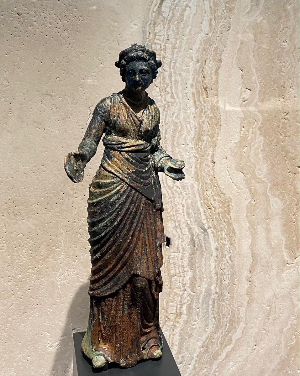 Domani alle 21 uno speciale Rai Storia sui ritrovamenti a #SanCascianodeiBagni, un santuario termale etrusco e romano 
“Gli Dei ritornano. I bronzi di San Casciano” 
Roma, Palazzo del Quirinale
23.6-25.7 e 2.9–29.10
Prenot: online eTicketQuirinale
#mostre #cultura #archeologia