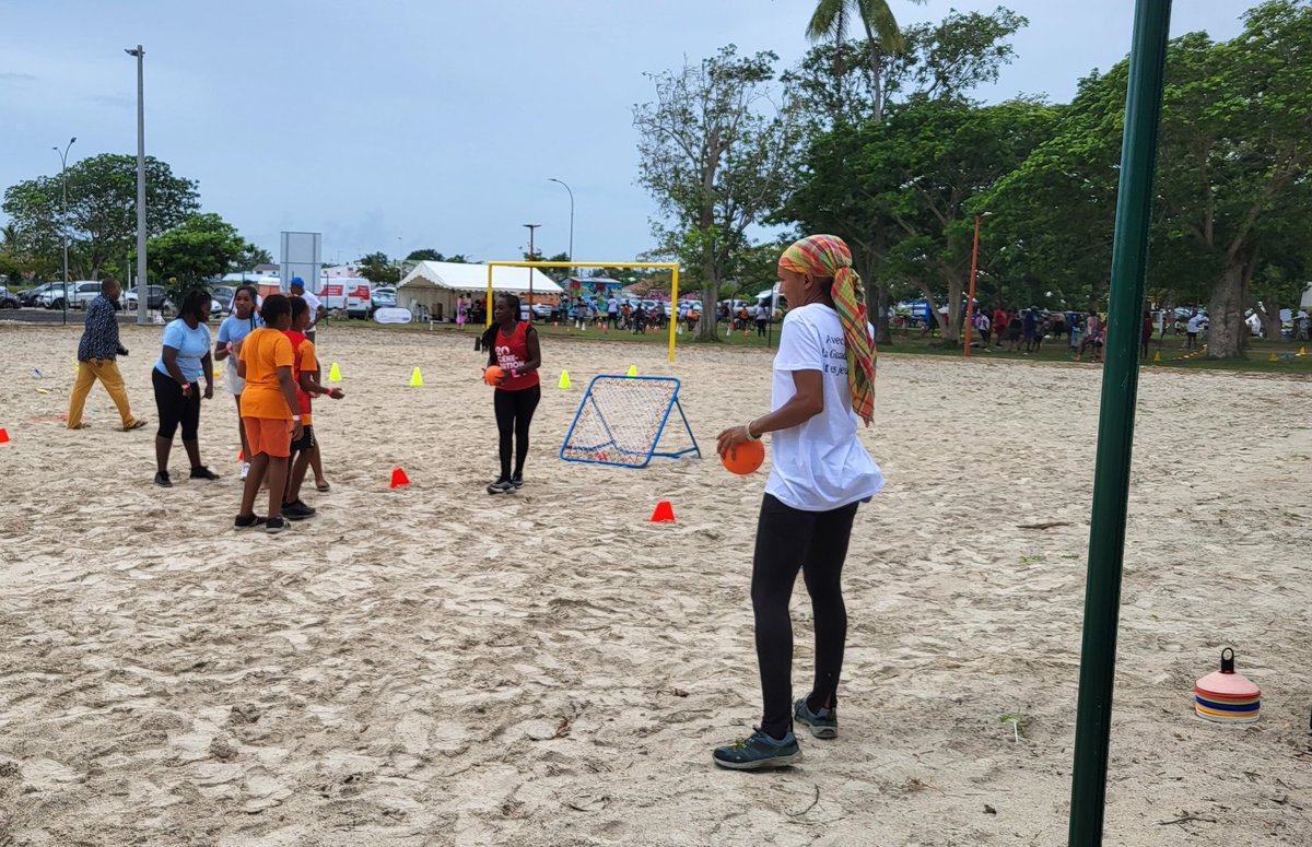 Pour cette #JournéeOlympique 2023, nous avons tenu notre pari du Multisports : handball, escrime, badminton, vtt, breakdance, tchoukball, rugby, pétanque, crosse québécoise ! + 2 ateliers santé-nutrition et Gestes qui sauvent <a href="/monassobooste/">Mon association USEP booste mon cerveau</a> <a href="/AcGuadeloupe/">Académie de la Guadeloupe</a> <a href="/CRGuadeloupe/">Région Guadeloupe</a> #LetsMove