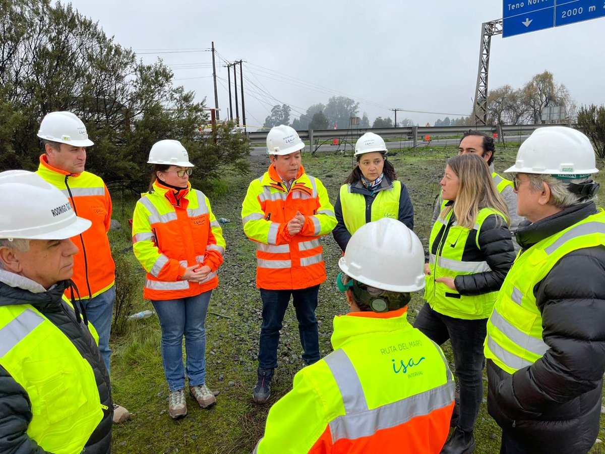 rutadelmaipo's tweet photo. ℹ️AHORA: En revisión de trabajos para redirigir flujo en Río Teno, junto a Municipio. Seguimos trabajando en mantener la conectividad. https://t.co/U8A8KlvVjN