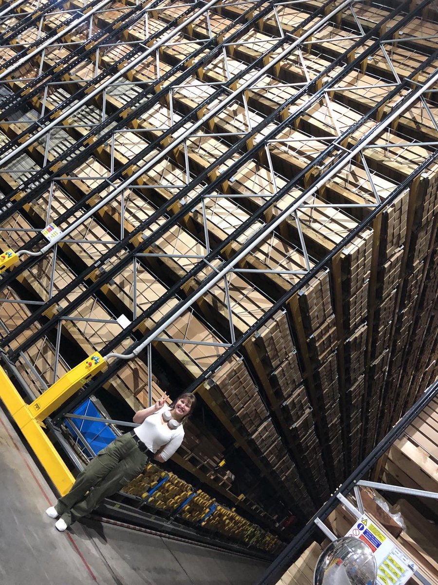 The Ikea of cores! Did you know that @BritGeoSurvey in Keyworth, Nottingham stores almost 500km of continuous drillcore samples? 🤯