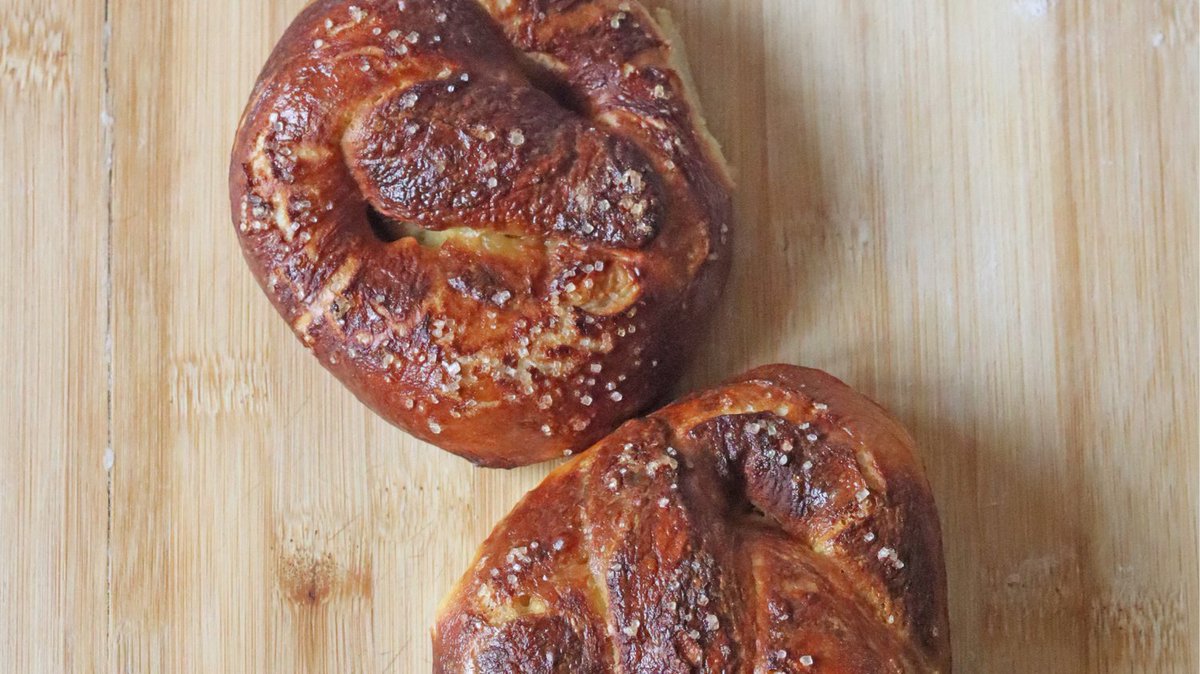 Craving that classic pretzel flavor? Whip up these air-fried pretzels in no time! Perfectly seasoned and oh-so-addictive.🥨😋🙊 #EasyRecipes #Cravings
Here's the recipe link:
topairfryerrecipes.com/air-fryer-soft…