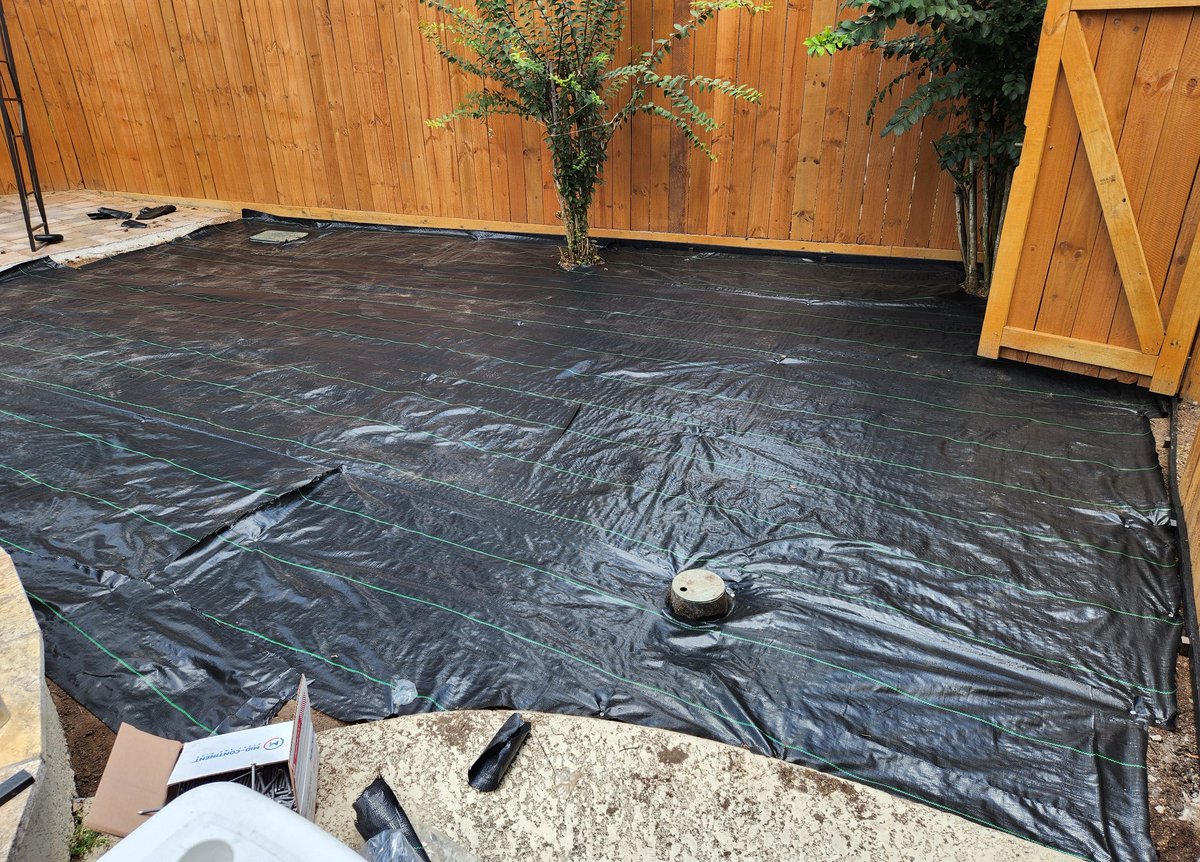 Ang_USL's tweet image. Installation has begun. 🤩 ⛳️🏌♂️
#Backyardprojects