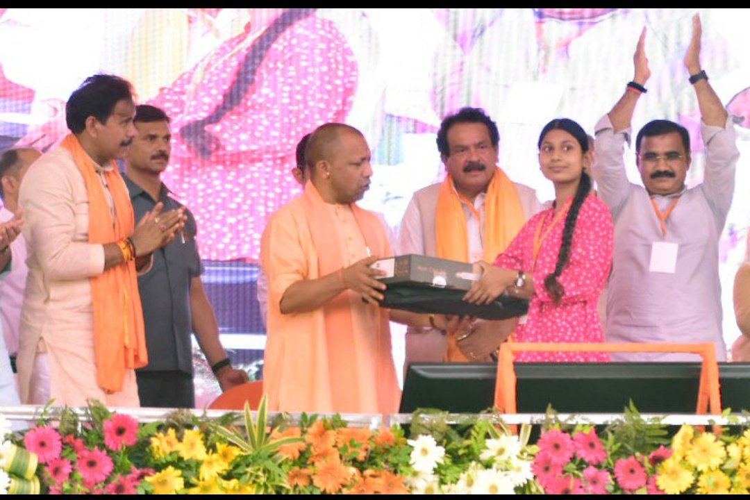 DcpuV's tweet photo. प्रदेश के मुखिया से लैपटॉप पाकर खिल उठे बेटियों के चेहरे
उ.प्र.मुख्यमंत्री बाल सेवा योजना की बेटियां प्रदेश के मुखिया से लैपटॉप लेते हुए।
@UPGovt
@myogiadityanath
@UPMahilaKalyan @MinistryWCD
@missionshaktiup @Varanasi_DM @VaranasiCdo @PreeteshKTiwari @jawedansari7 https://t.co/3esCjO7rvc