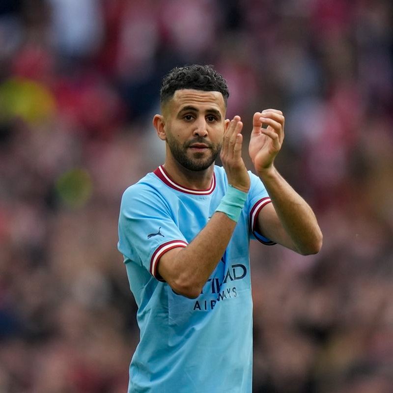 Al-Ahli, Riyad Mahrez'e yıllık 50 milyon Euro maaşla 2 yıllık sözleşme teklif edecek. (@MailSport)