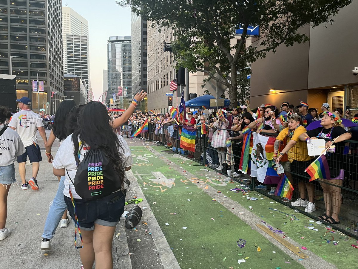 Ellen Hagen and I had a wonderful time celebrating #HoustonPRIDE this weekend!! We had the pleasure of walking with #Phillips66. 
—
#sioppride