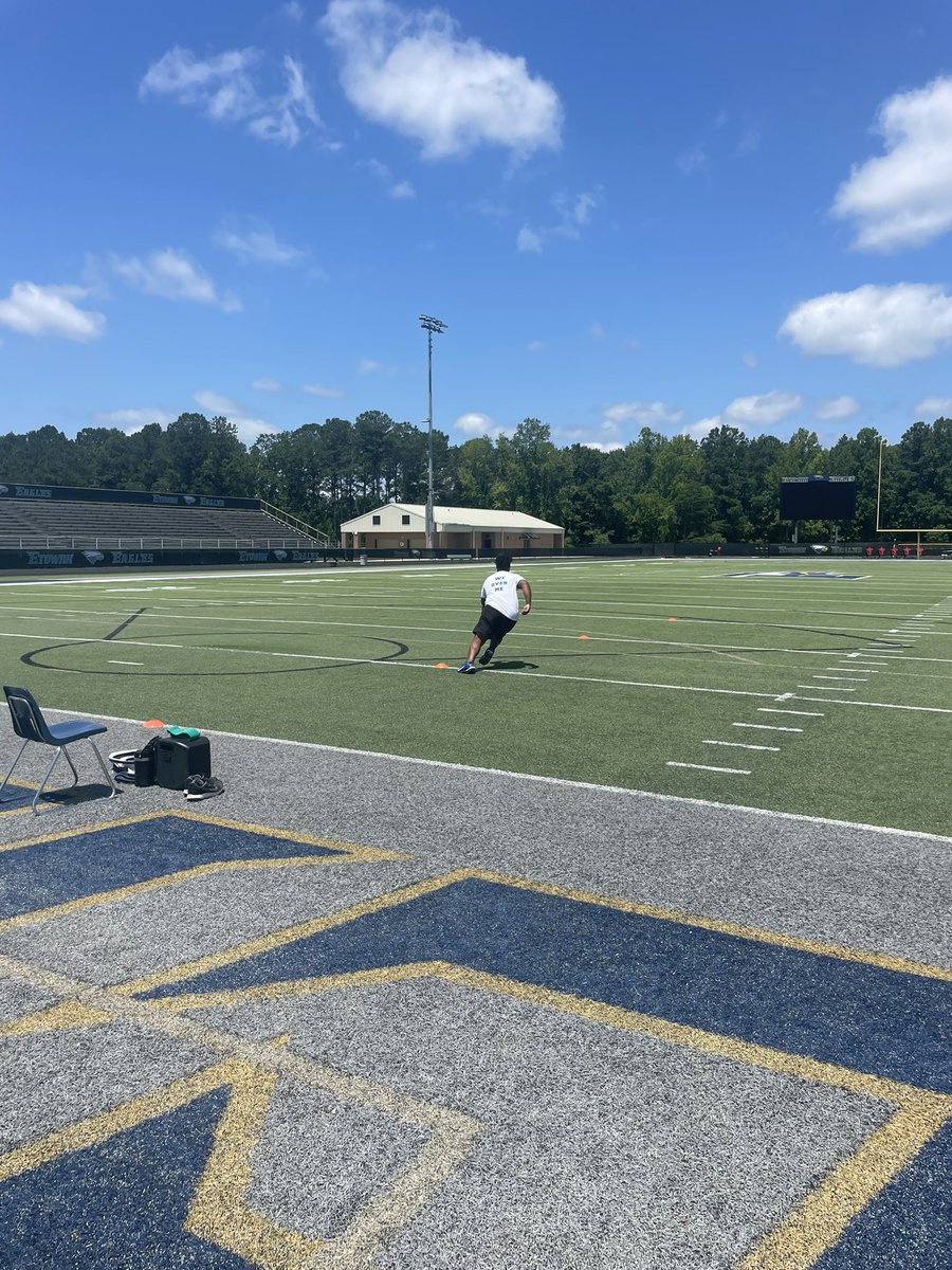 ETCrusaders's tweet photo. Came out to get our 15u baseball team loose on a football field. This young man @RDevezin is out here on his own getting better. It’s hot. No one is around and he’s working his tail off. That’s what it’s about. https://t.co/Y9GVLrwQZr