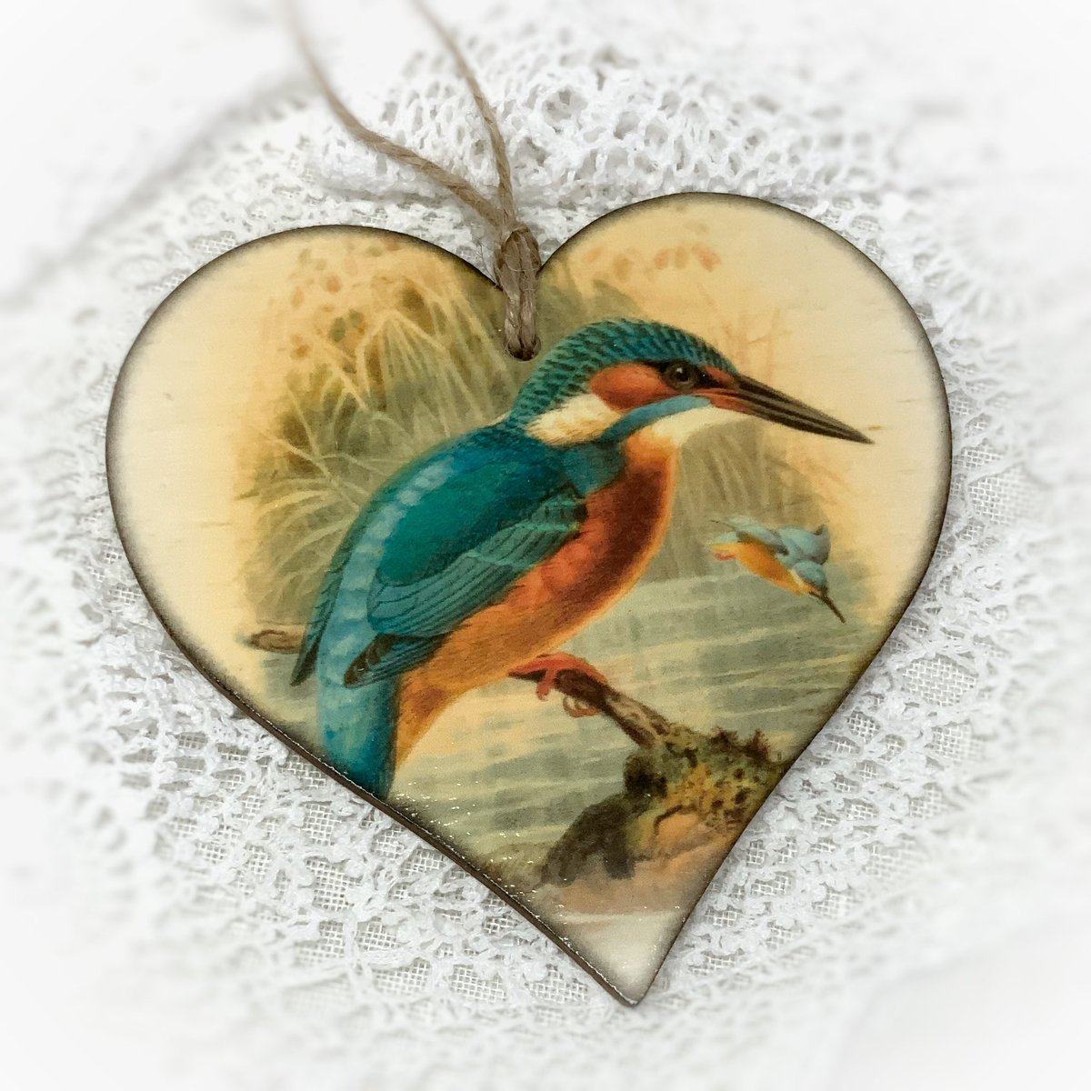 studio_grove's tweet photo. Kingfisher. Vintage river bird illustration. Decoupaged on wood.
Available in my Etsy shop.

#kingfisher #riverbirds #birds #wildlife #natureart #vintageillustration #handmade #decoration #ornament #hanginghearts #decoupage #etsyuk https://t.co/Re5WWa32o8