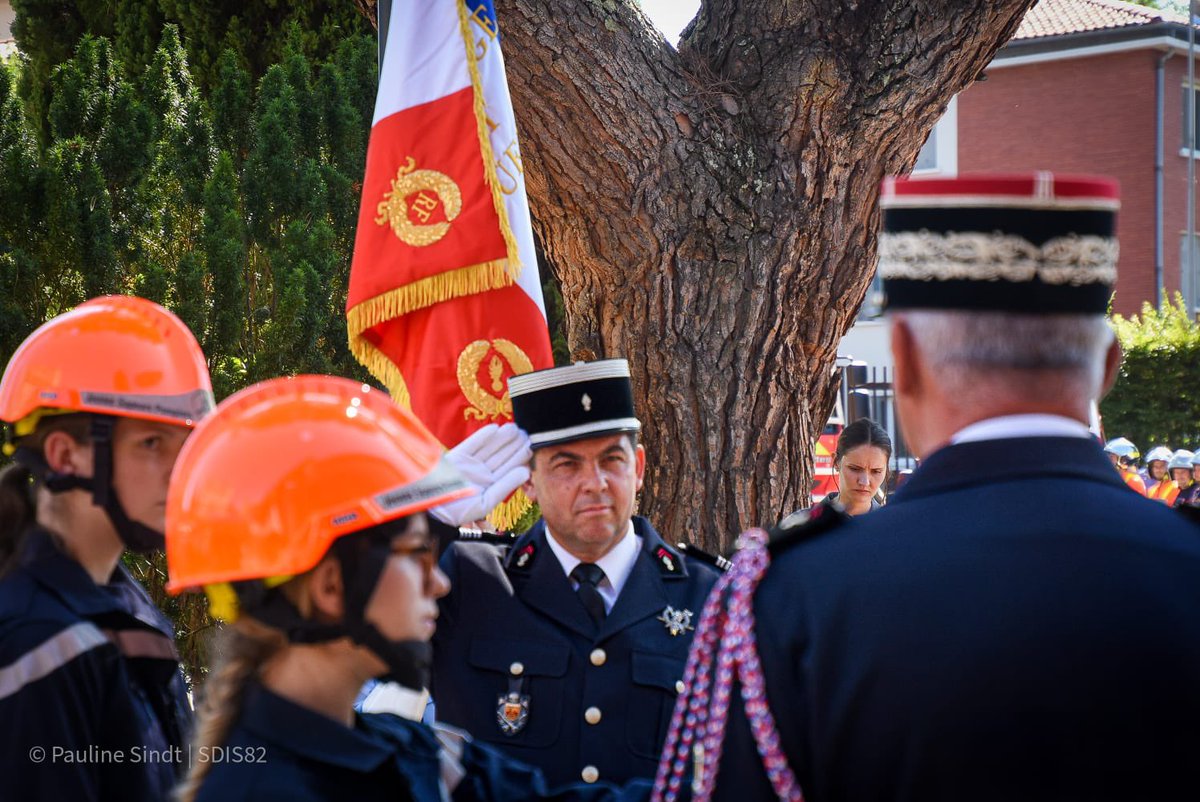 alain_mailhe's tweet photo. En ce 24 juin 2023, JN des SP de France, j’ai été très honoré de remettre la médaille de chevalier de l’ordre national du mérite à mon grand ami le col Théron DDSIS 82 à Montauban. Une décoration amplement méritée pour cet officier de très grande valeur.
Pensée aussi au @sdis42 https://t.co/26rn6M6GOI