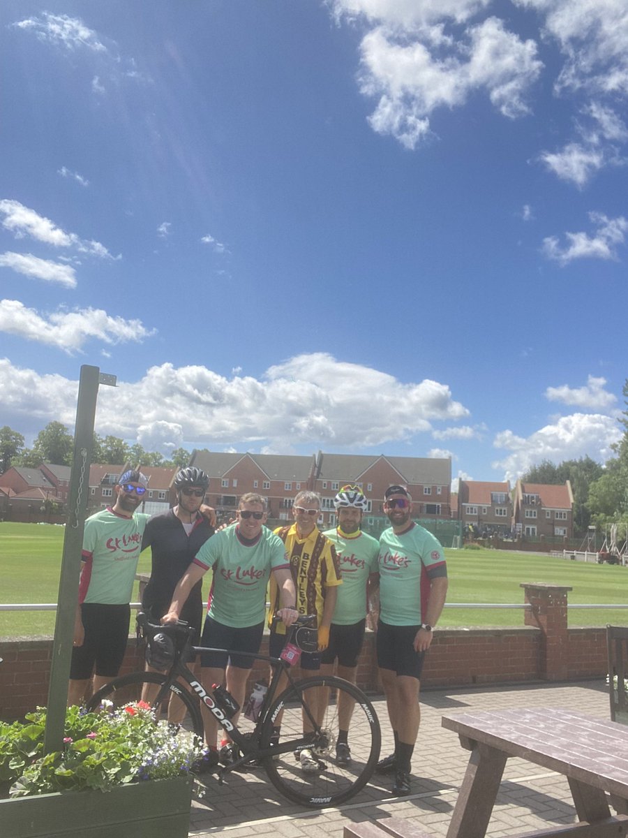 Day 4 ✅ 
#bigjohns500miles

 Last of the @SheffieldUnited ⚔️promotion club visits to @Official_Darlo , 1982 at Feethams
What a kit modelled by the brilliant @sportoffking 🚴🙌🏻
Couple of of extra cyclists today @chickenscon @brusseldixon 

@StLukes_Sheff 

justgiving.com/page/ritchie50…