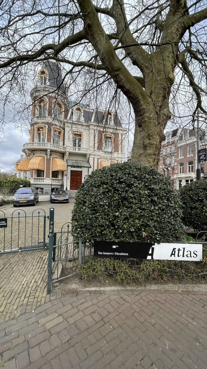 @adelante____ 😊 Amsterdam. Rijksmuseum’un karşısında, vergi avukatlarının ofisi :)