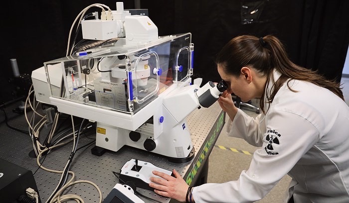 Carleton University (@carleton_u) on Twitter photo Advancing lung disease research! 🫁💡
<a href="/CarletonEngDesg/">Carleton Engineering and Design</a>'s Leila Mostaço-Guidolin is combining cutting edge-tech and engineering to help fight asthma and lung disease.
Using high-resolution imaging +3D bioprinting, her team is replicating human airways.🔬challenge.carleton.ca/fighting-asthm… Advancing lung disease research! 🫁💡
<a href="/CarletonEngDesg/">Carleton Engineering and Design</a>'s Leila Mostaço-Guidolin is combining cutting edge-tech and engineering to help fight asthma and lung disease.
Using high-resolution imaging +3D bioprinting, her team is replicating human airways.🔬challenge.carleton.ca/fighting-asthm…