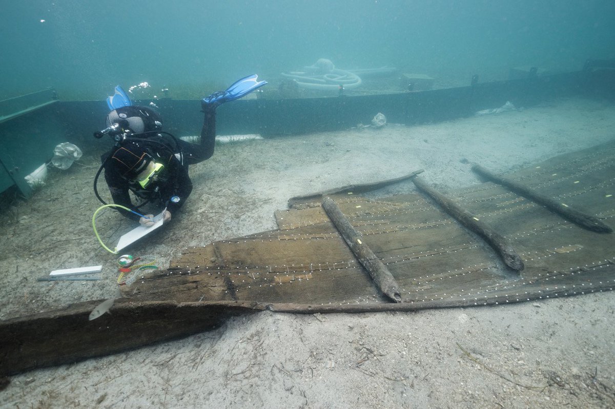 Une pirogue cousue main de l’âge du Bronze sort des eaux. #Archéologie 
➡️actu-culture.com/une-pirogue-co…