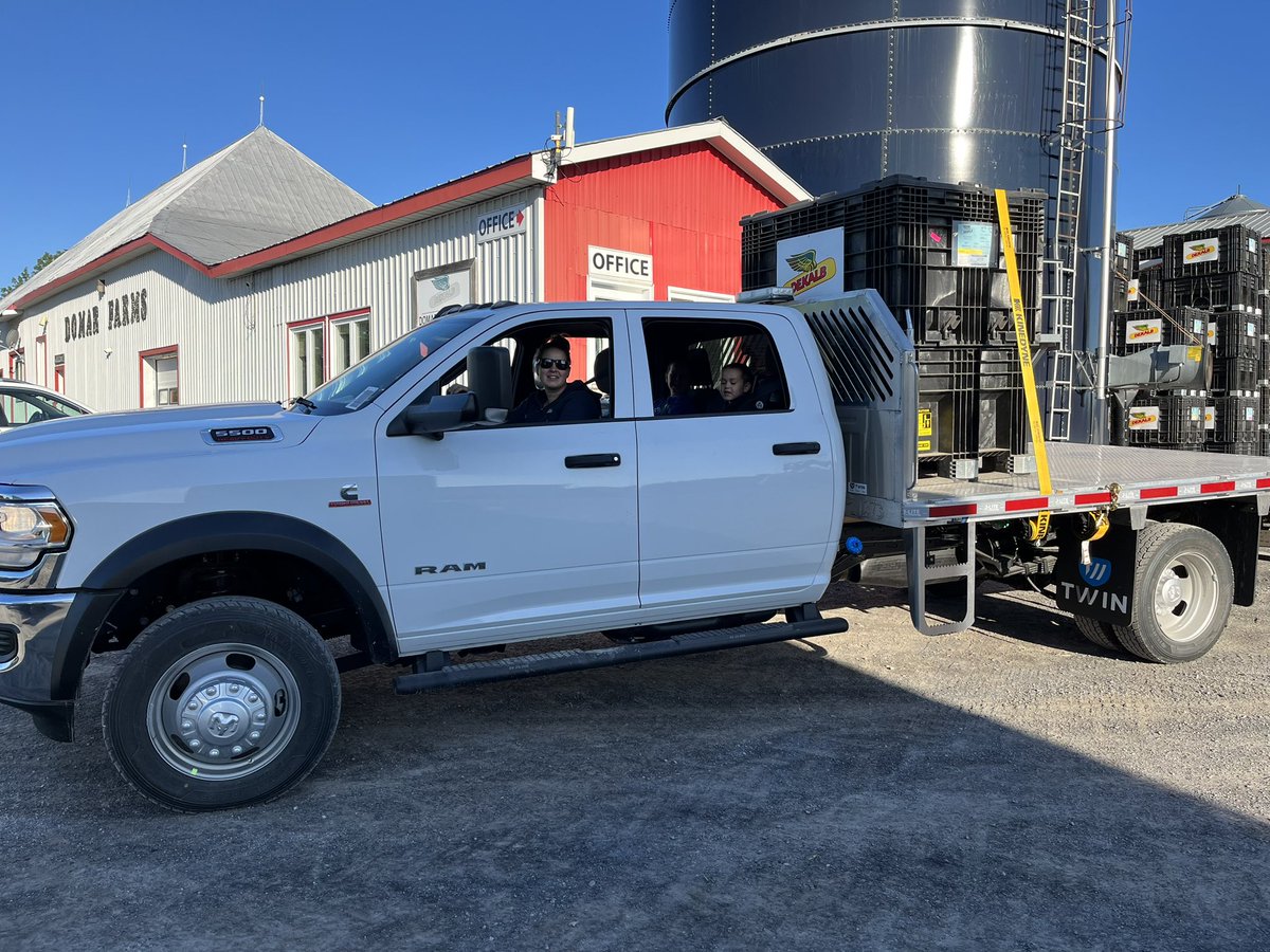 legaultkaitlyn's tweet photo. @DEKALB_Canada #DEKALBlittlehelpergiveway they enjoy helping harvest, plant and delivering seed ! https://t.co/EIbWfs0iWZ