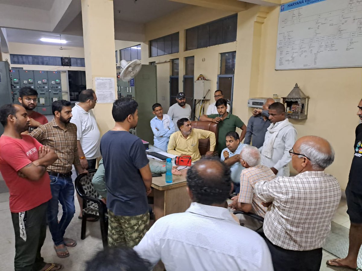 sid8491's tweet photo. @cmohry @RSec57 @DhbvnG no electricity from past 24 hours in Sec-57 E Block. https://t.co/bm3NKY1nQO