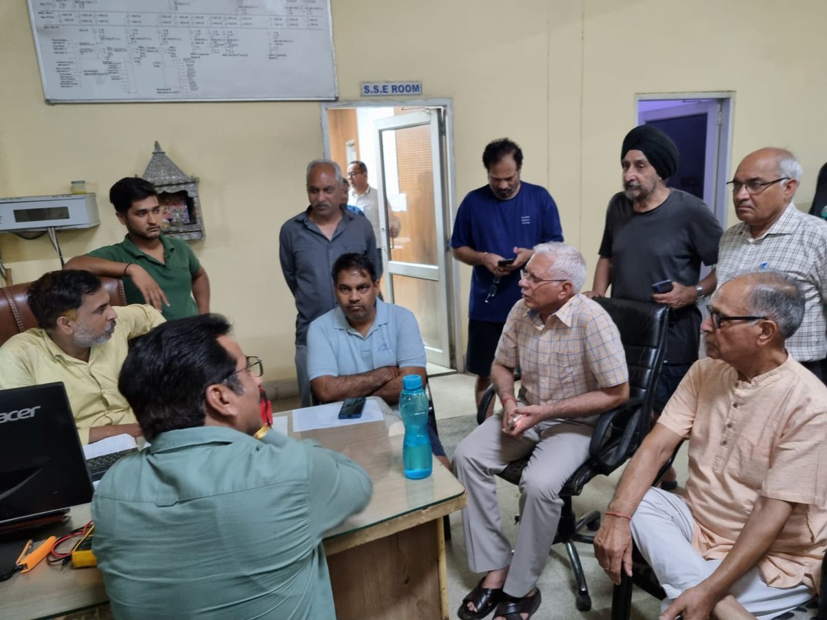 sid8491's tweet photo. @cmohry @RSec57 @DhbvnG no electricity from past 24 hours in Sec-57 E Block. https://t.co/bm3NKY1nQO