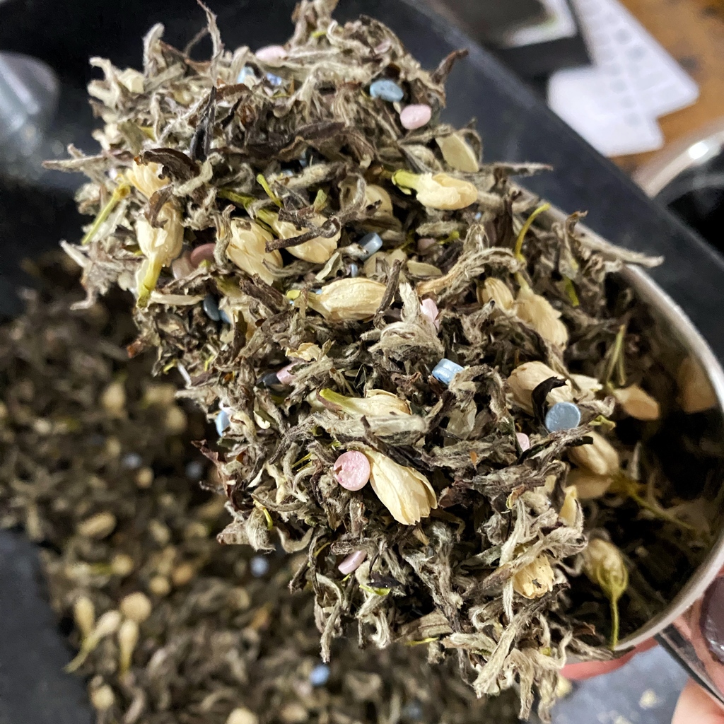 Free to Be Me is a smooth, delicate blend with a touch of bubblegum-fruitiness.  $3 of every ounce sold is donated to @transtexas so every purchase helps to support trans youth in need. 🏳️‍⚧️

Try the ChariTea: fridaytea.com/products/free-…