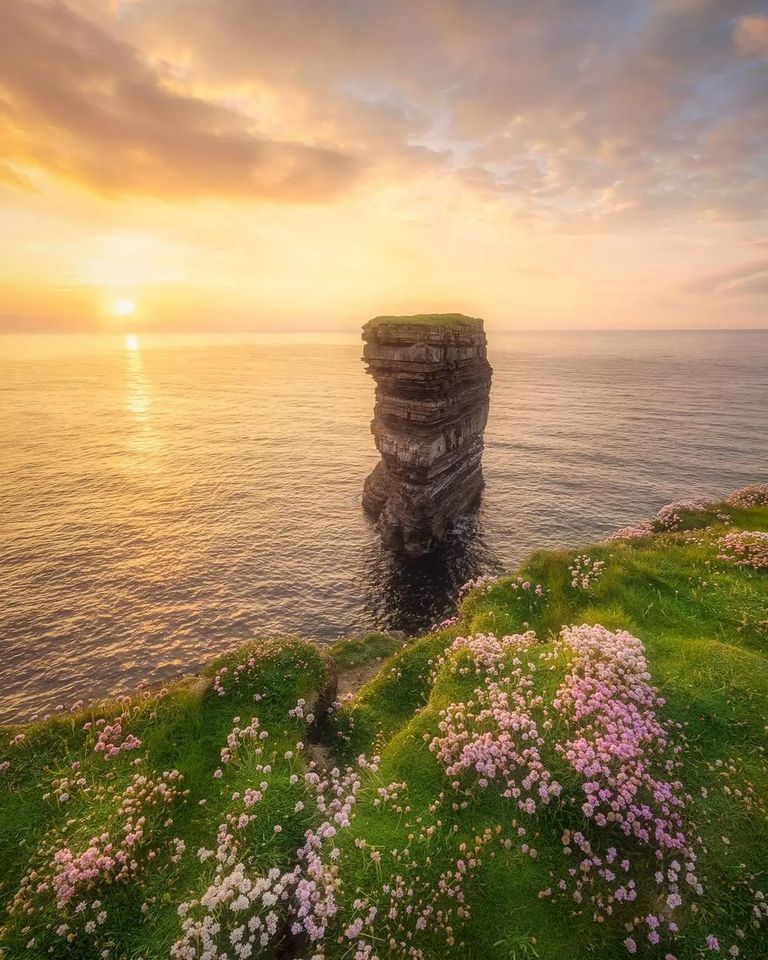 There's a fineeee stretch in the evenings! 😍💚

📍Downpatrick Head, County Mayo
📸 instagram.com/breaking_light…