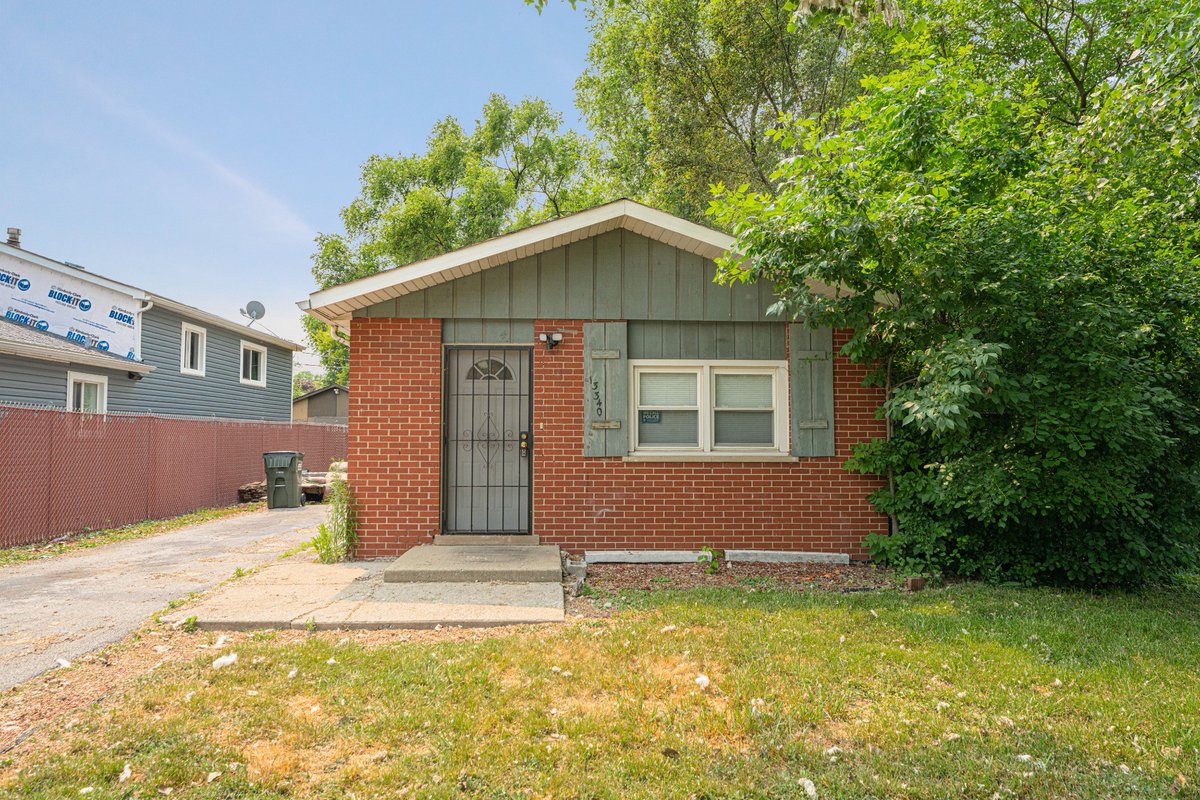 Corona_Realty's tweet image. 🔥🔥🔥New Listing🔥🔥🔥
13340 S Tripp St, Robbins, IL 60472
💲134,900
✅🛌 3 Bed
✅🛁 1.5 Bath

Just Dial/Call ☎️(708) 385-0123 #RealEstate #CoronaRealtyGroupInc #InTheMarket #HouseForSale #ForSale #FamilyHome #SmallFamily #HomeBuying #MondayInspiration #HouseHunting