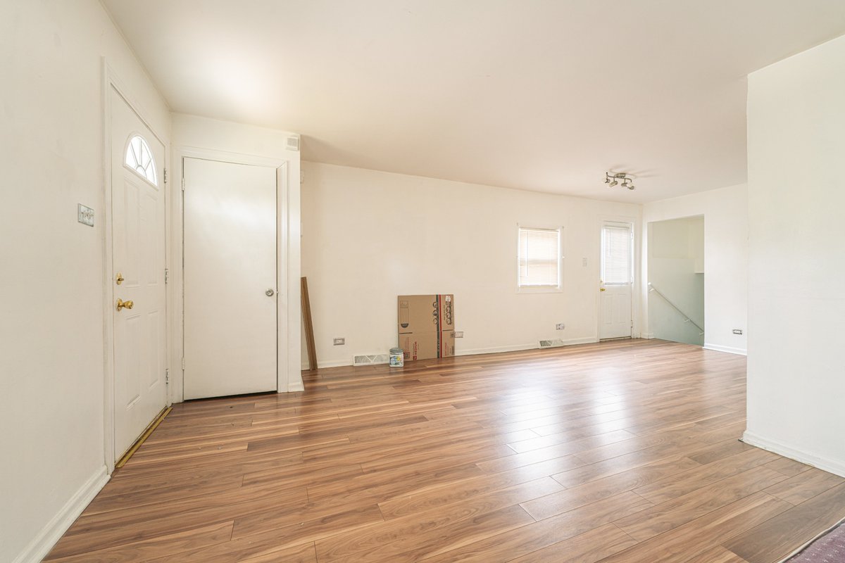 Corona_Realty's tweet image. 🔥🔥🔥New Listing🔥🔥🔥
13340 S Tripp St, Robbins, IL 60472
💲134,900
✅🛌 3 Bed
✅🛁 1.5 Bath

Just Dial/Call ☎️(708) 385-0123 #RealEstate #CoronaRealtyGroupInc #InTheMarket #HouseForSale #ForSale #FamilyHome #SmallFamily #HomeBuying #MondayInspiration #HouseHunting