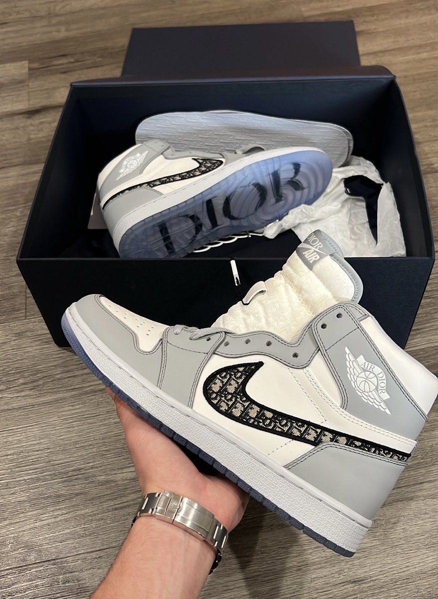 HORHEAD_Sales's tweet image. Had a few DMs pertaining these, got the exact sizing/pricing ready to go now!!!

All pairs DS OG ALL

Extended payment plans and trades accepted!

Dior High: Sz 8, 9, 9.5, 10, 11.5

Dior Low: 7.5, 8, 9, 10, 10.5

RANDOM RT gets $44.44 per pair sold 🤝🏻