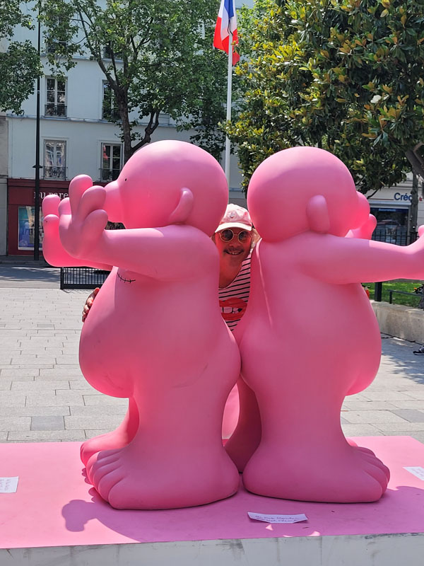 Jusqu'au 17/09, les Monsieur Rose de l'artiste #PhilippeKaterine envahissent les rues de #Paris17 et de #Clichy à l'occasion du parcours artistique  #InvasionPeripherique. 
Aujourd'hui, leur créateur, accompagné de <a href="/renting_ART/">rentingART</a>,  est venu les saluer 😉