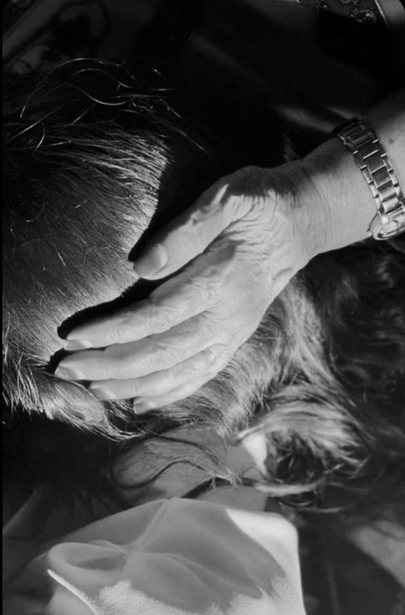 بـ أُمّي انتصرت 
و بـ أمي عرفت معنى 
أن يگون للإنسان مگان يلجأ إليه.،

و بـ أمي اطمأننت وبـ الطمأنينه استطعت وفعلت الگثير.،
 لقد گانت ع مرّ السنين يدي وعيني وظهري 
وقد أغنتني عن گل أحد .، 

أمي هي #الگفايه و #الگفافْ 
اللـــــــهم أمي .،♥️🤲🏼