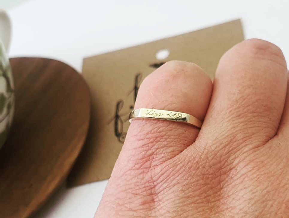 9ct Gold Personlised Signet Ring! 

#9ctgold #9ctyellowgold #yellowgold #gold #personalised #birthflower #laserengraving #laserengraved #signet #signetring #ring #handmade #handmadejewelry #fjietfjieuw #wedeliverhappiness