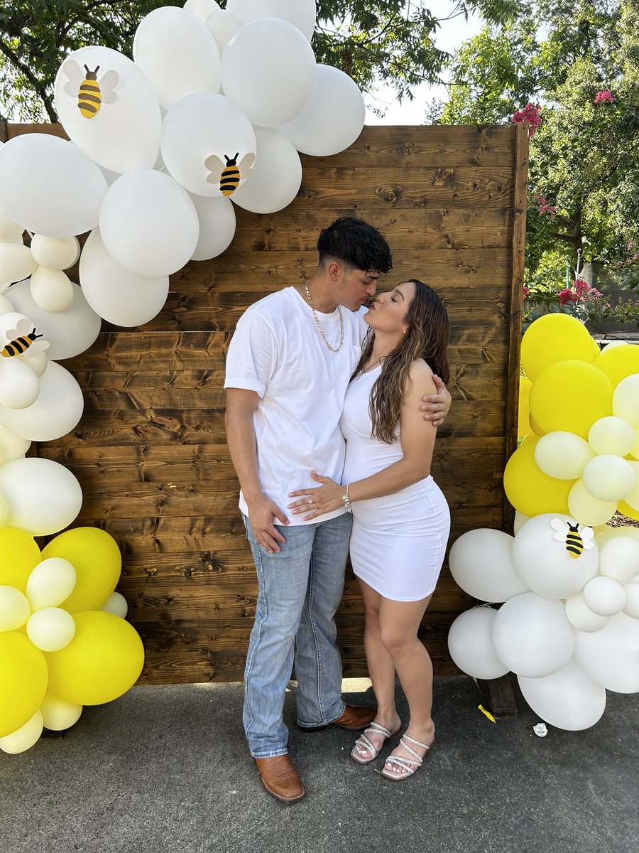 itssaamx's tweet photo. So excited to announce we’re having a baby boy 🥹💛🐝 https://t.co/5zpD1fFRlZ